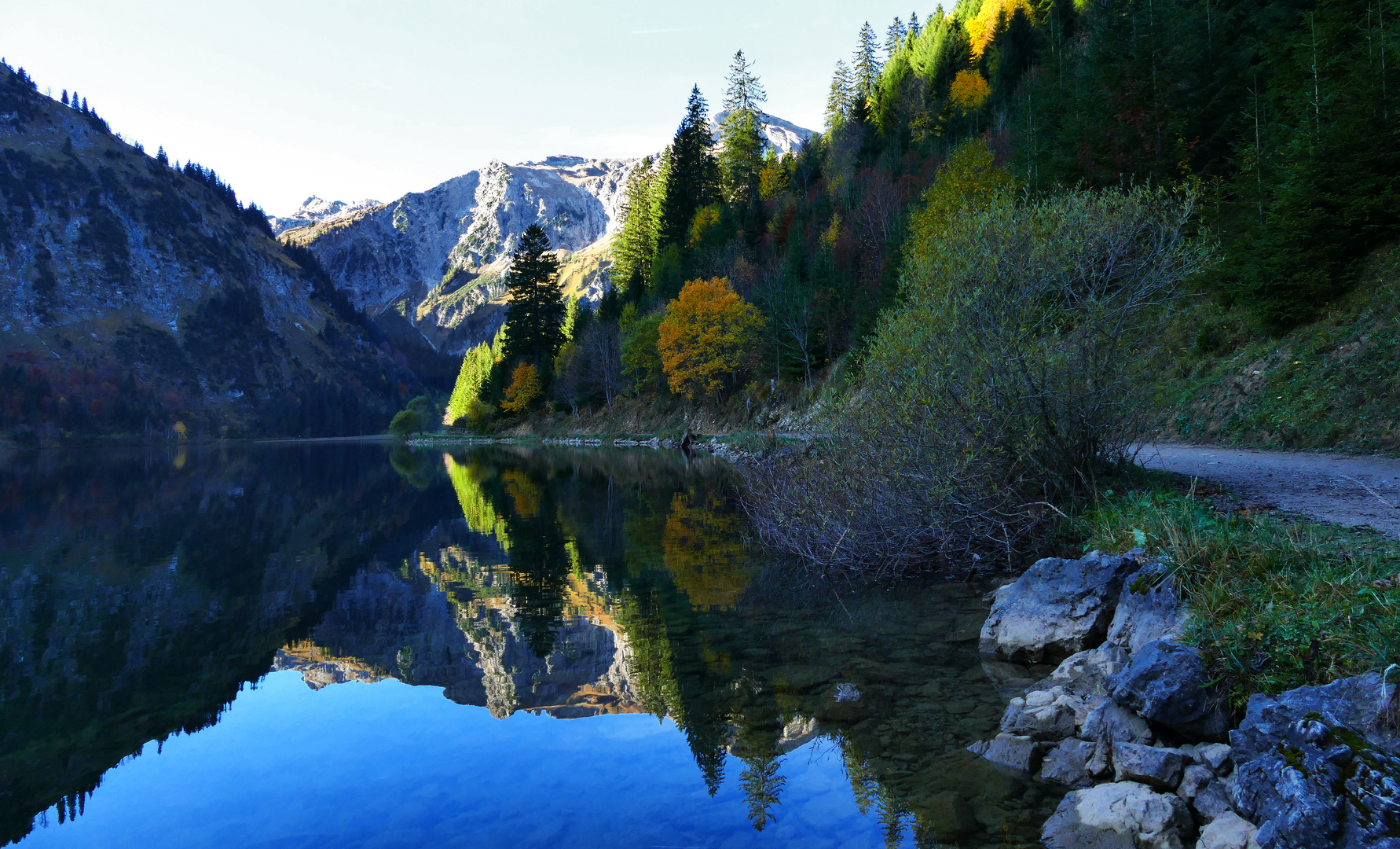 Spiegelung im Herbst