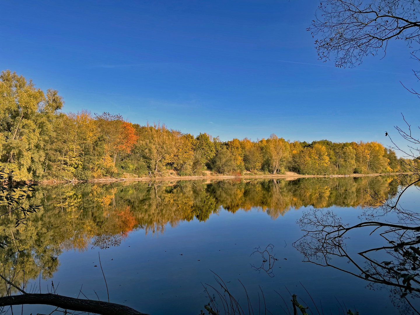 Spiegelung im Herbst