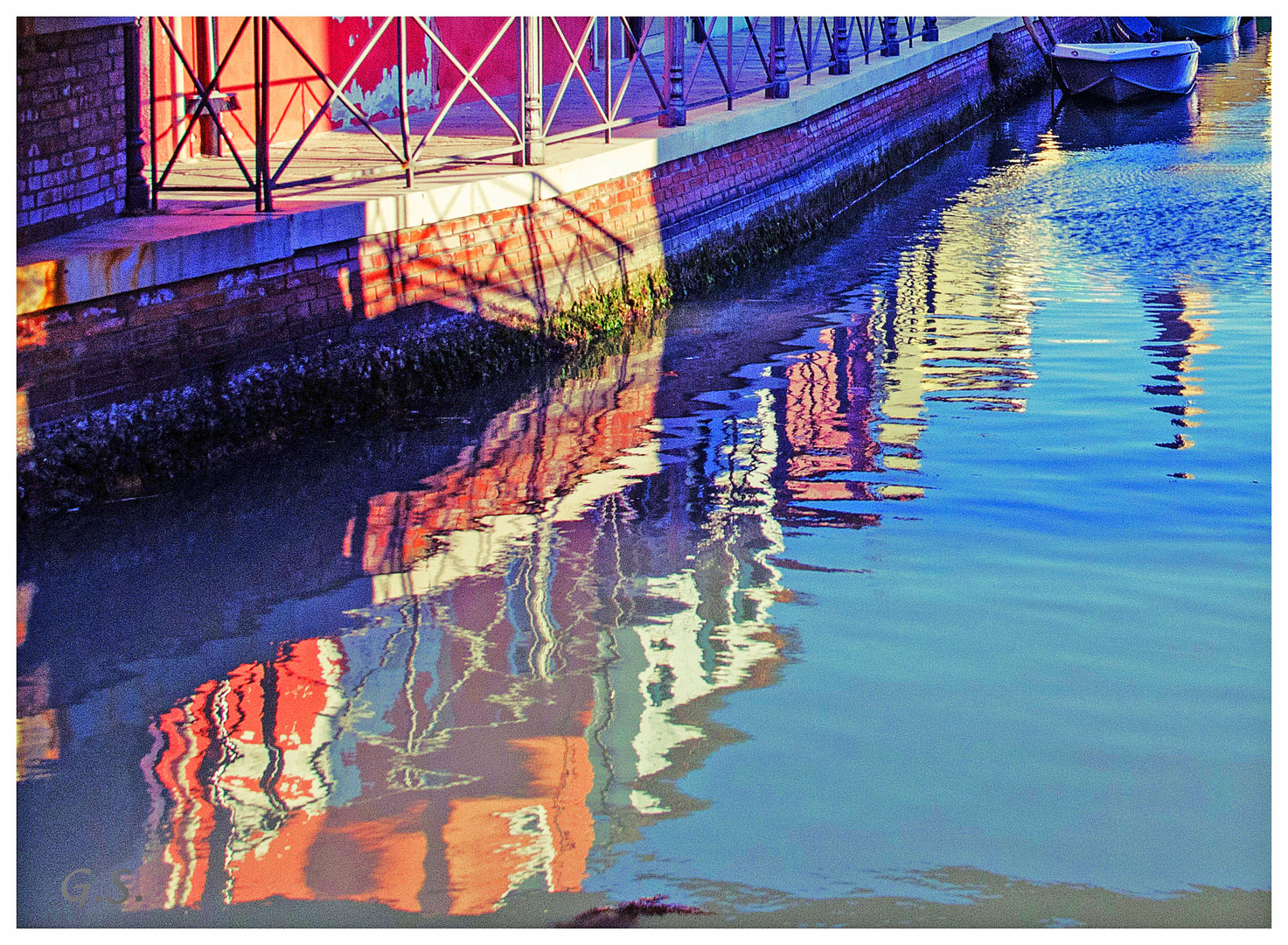 Spiegelung im Kanal in  Burano