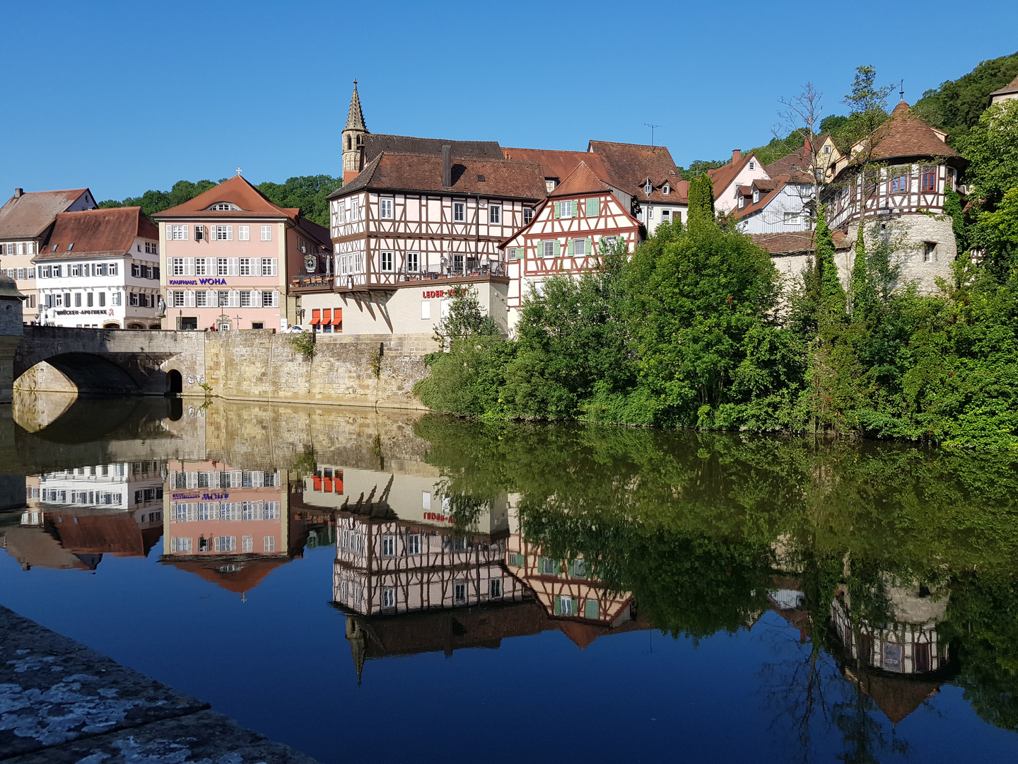 Spiegelung im Kocher in Schwäb. Hall