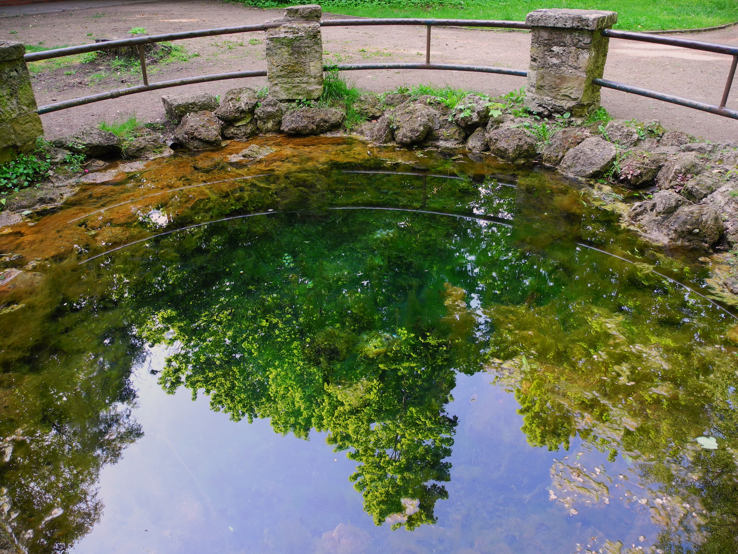 Spiegelung im Krater