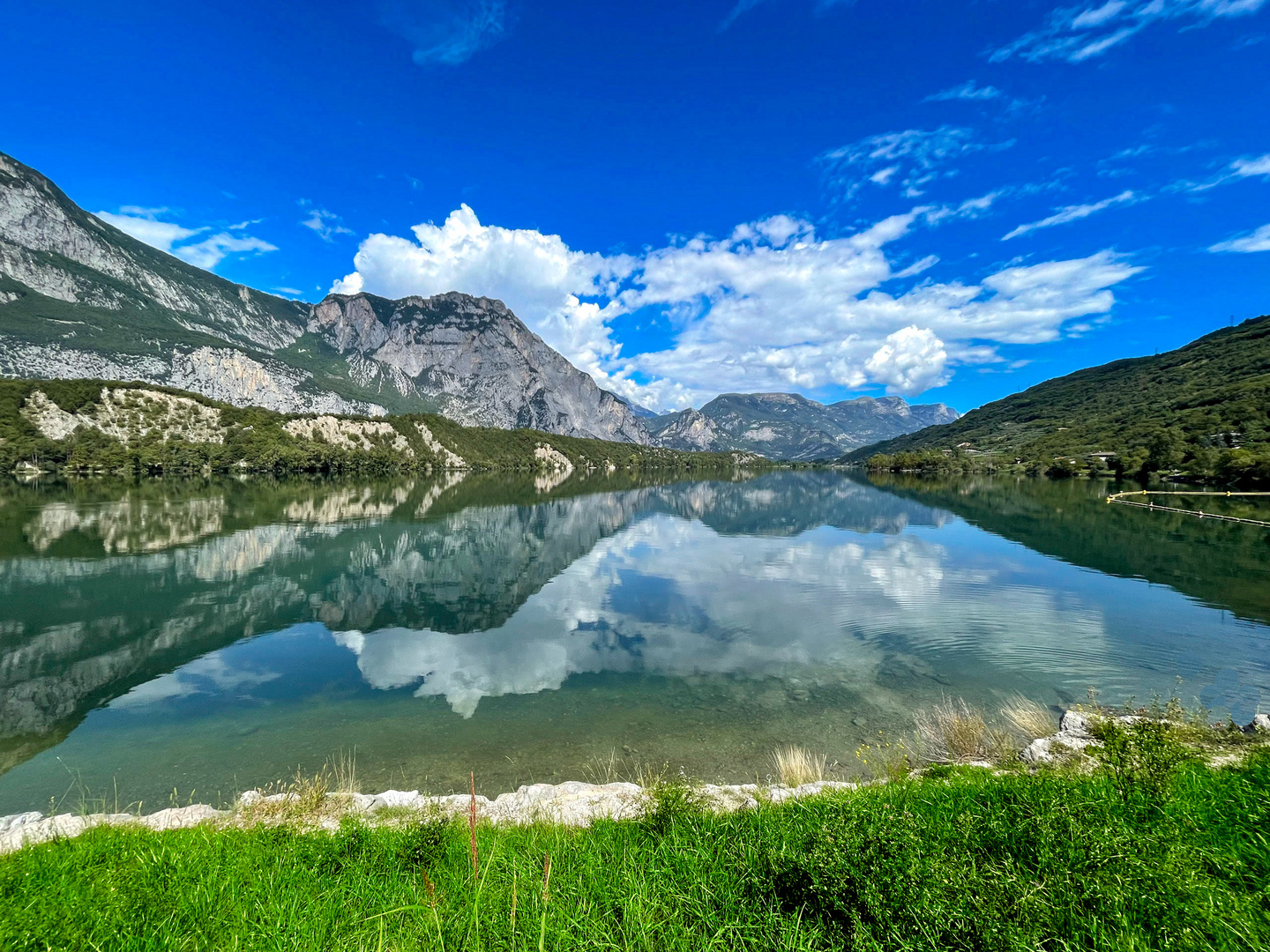 Spiegelung im Lago di Cavedine, Trentino