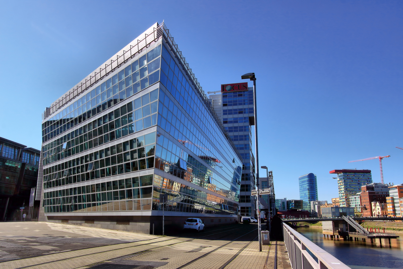 Spiegelung im Medienhafen - Düsseldorf