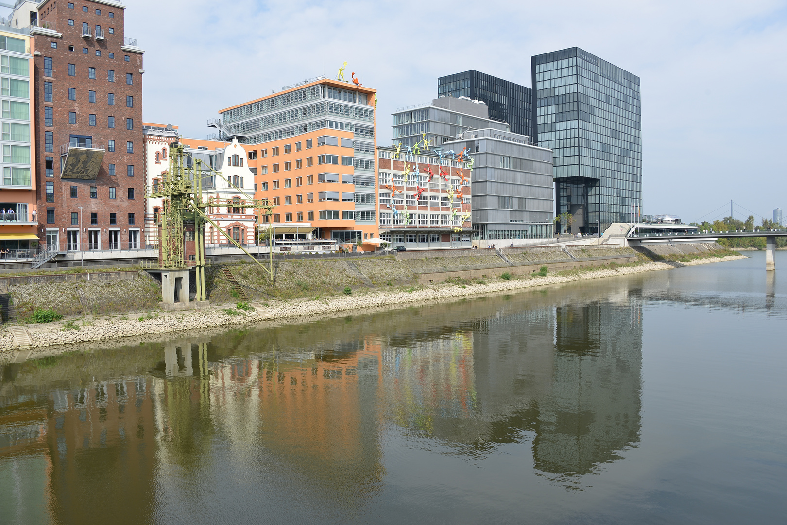 Spiegelung im Medienhafen in Düsseldorf