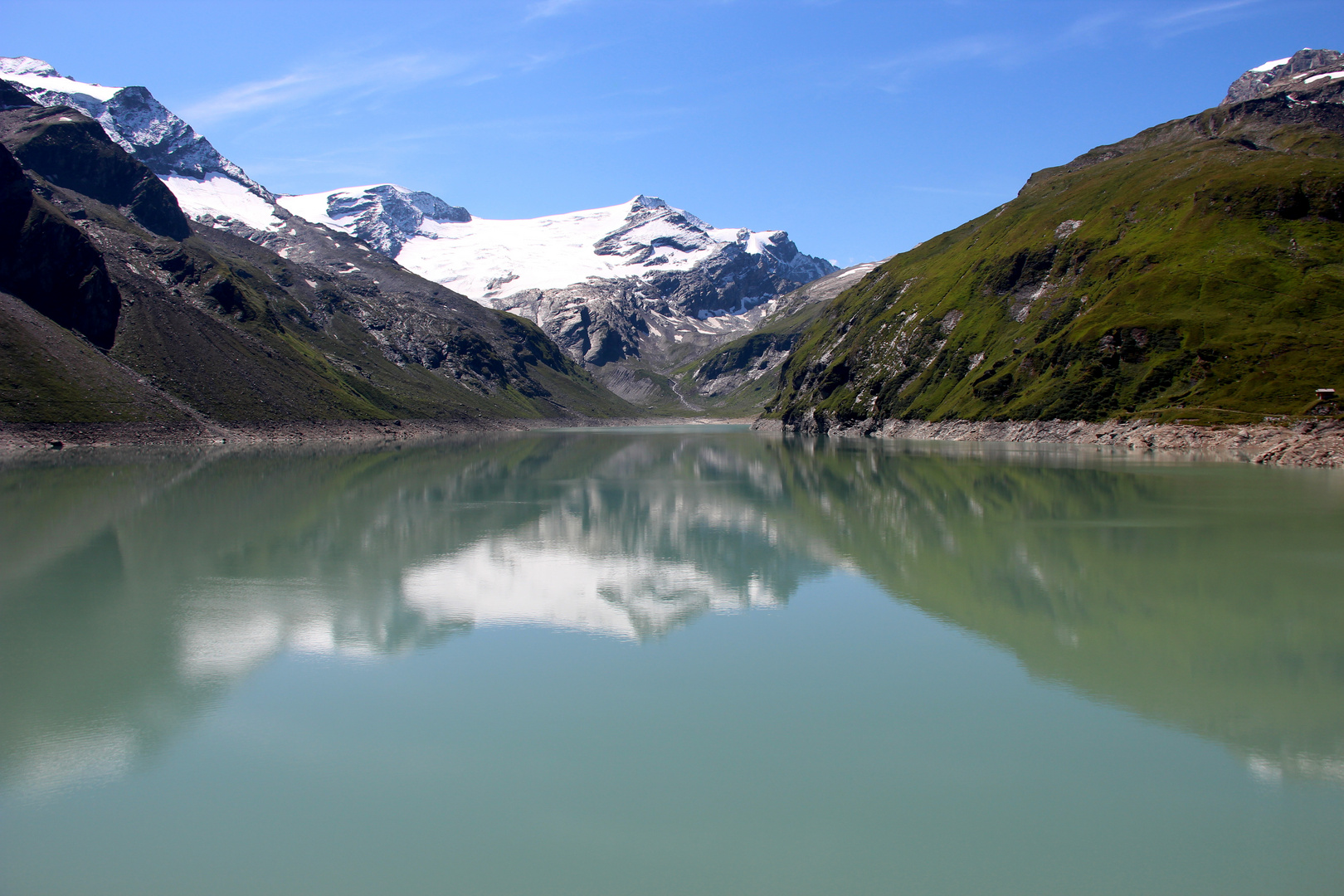 Spiegelung im Mooserboden-Speicher 2.040 m