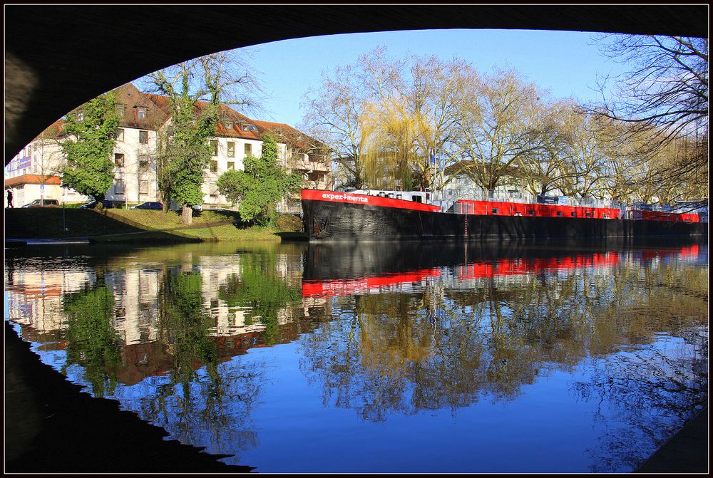 Spiegelung im Neckar