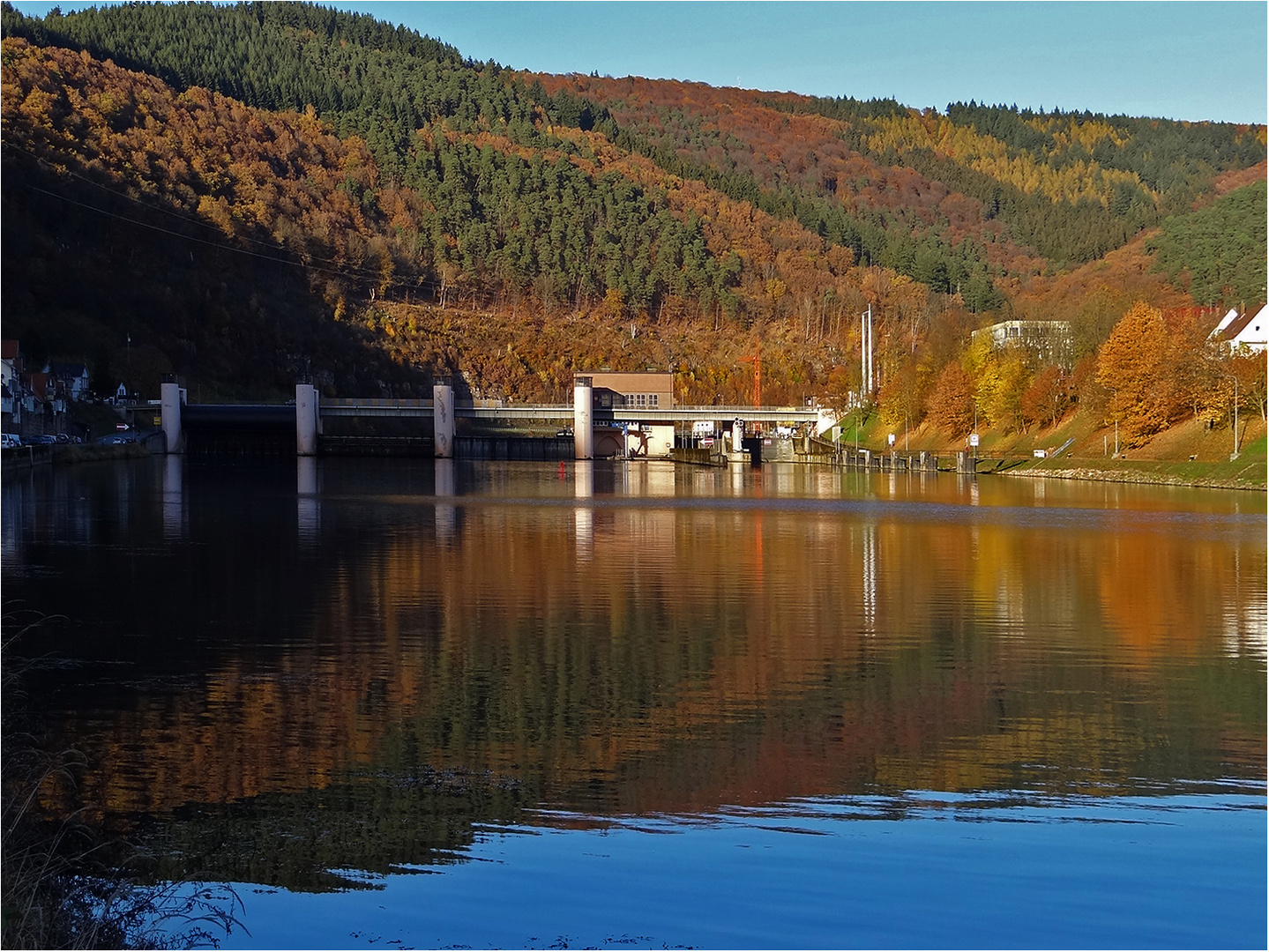 Spiegelung im Neckar