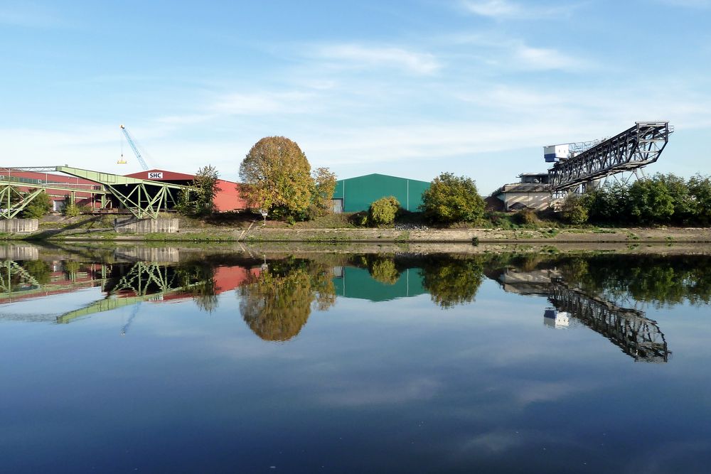 Spiegelung im Neckar, Hafenkanal (1)