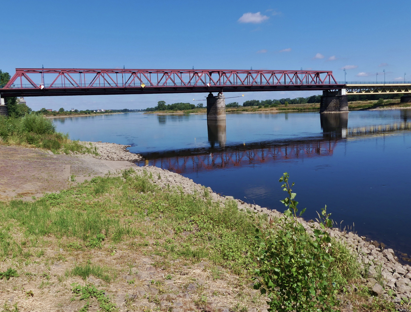 Spiegelung im Niedrigwasser