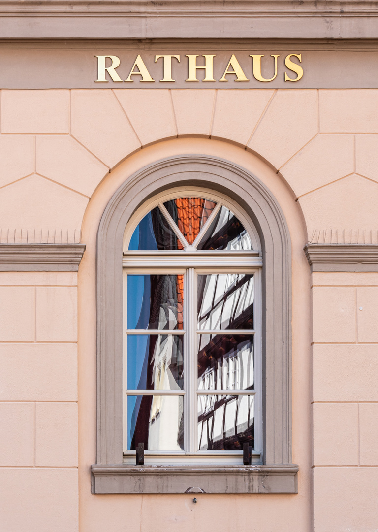 Spiegelung im Rathaus