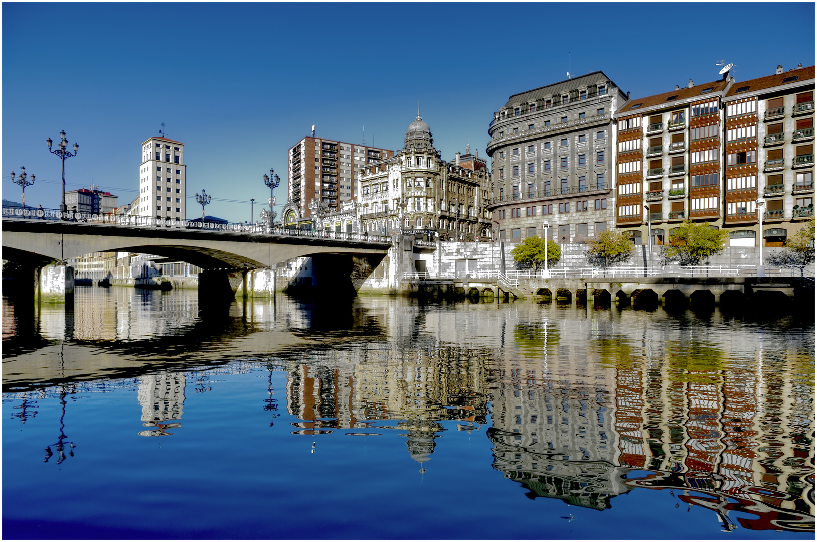 Spiegelung im "Ría de Bilbao"