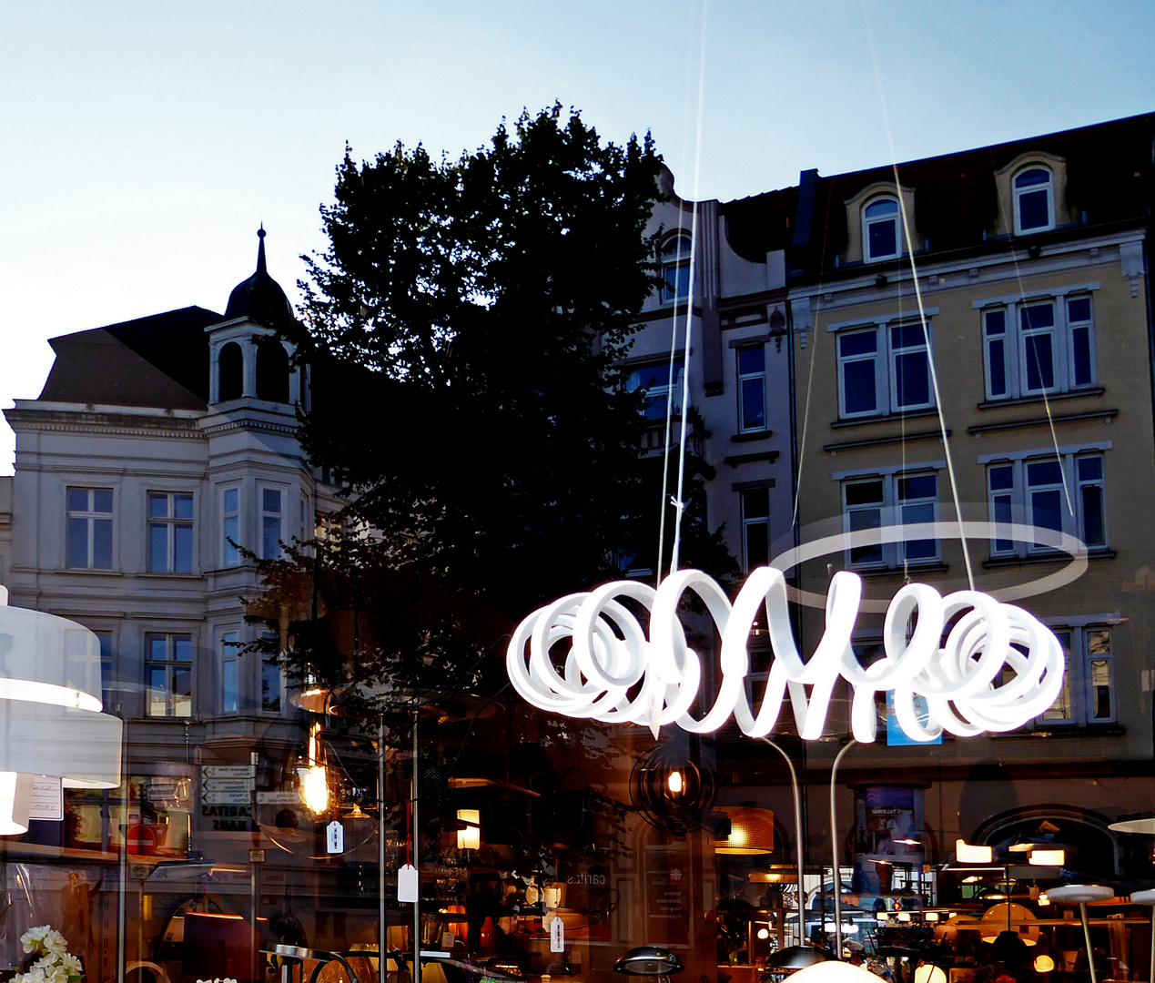 .Spiegelung im Schaufenster eines Lampenladens