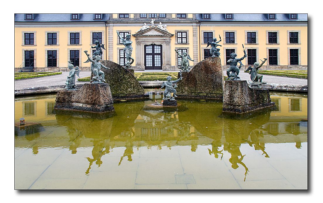 spiegelung im schloss herrenhausen ...