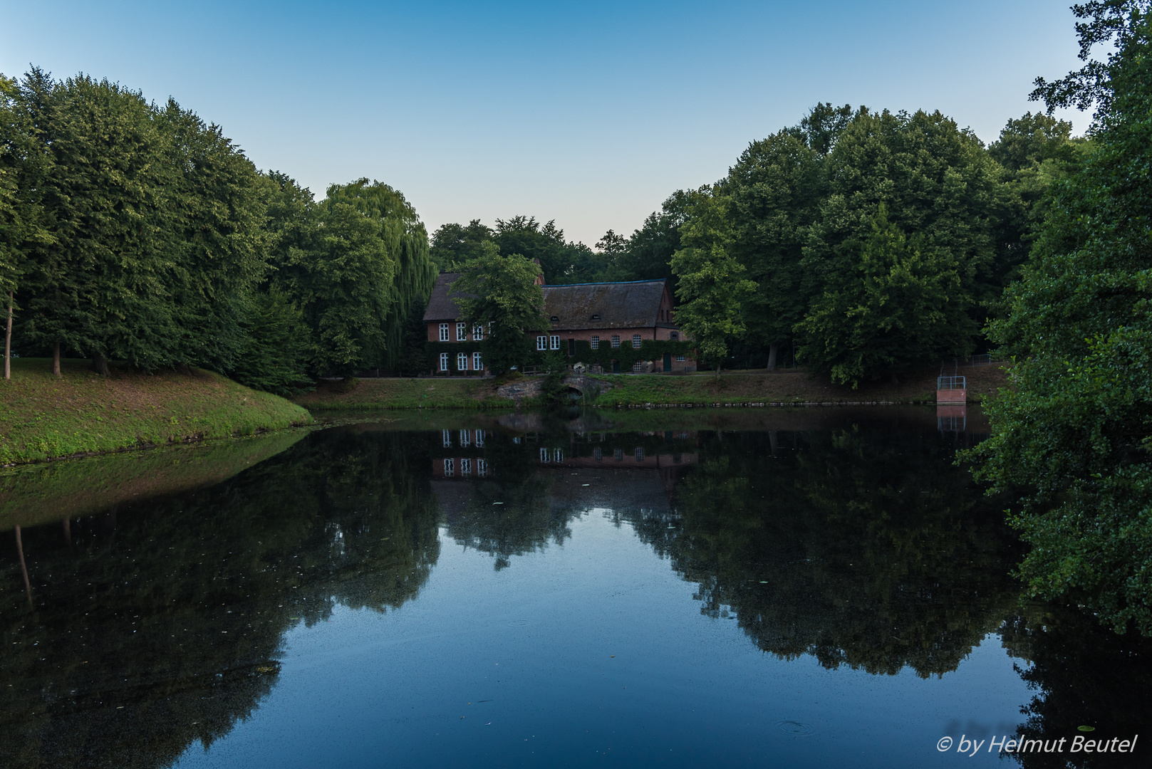 Spiegelung im Schloßgraben Ahrensburg