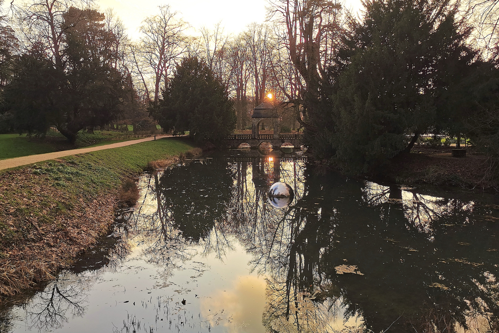  Spiegelung im Schlossgraben