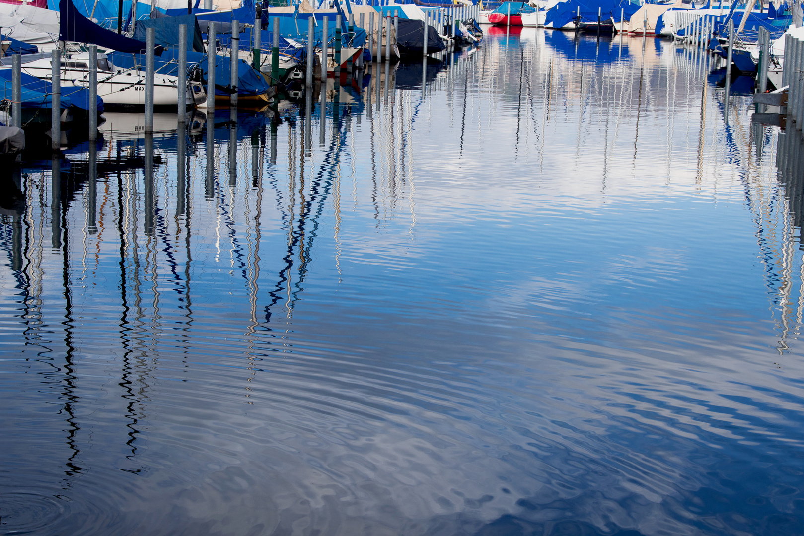 Spiegelung im Segelhafen