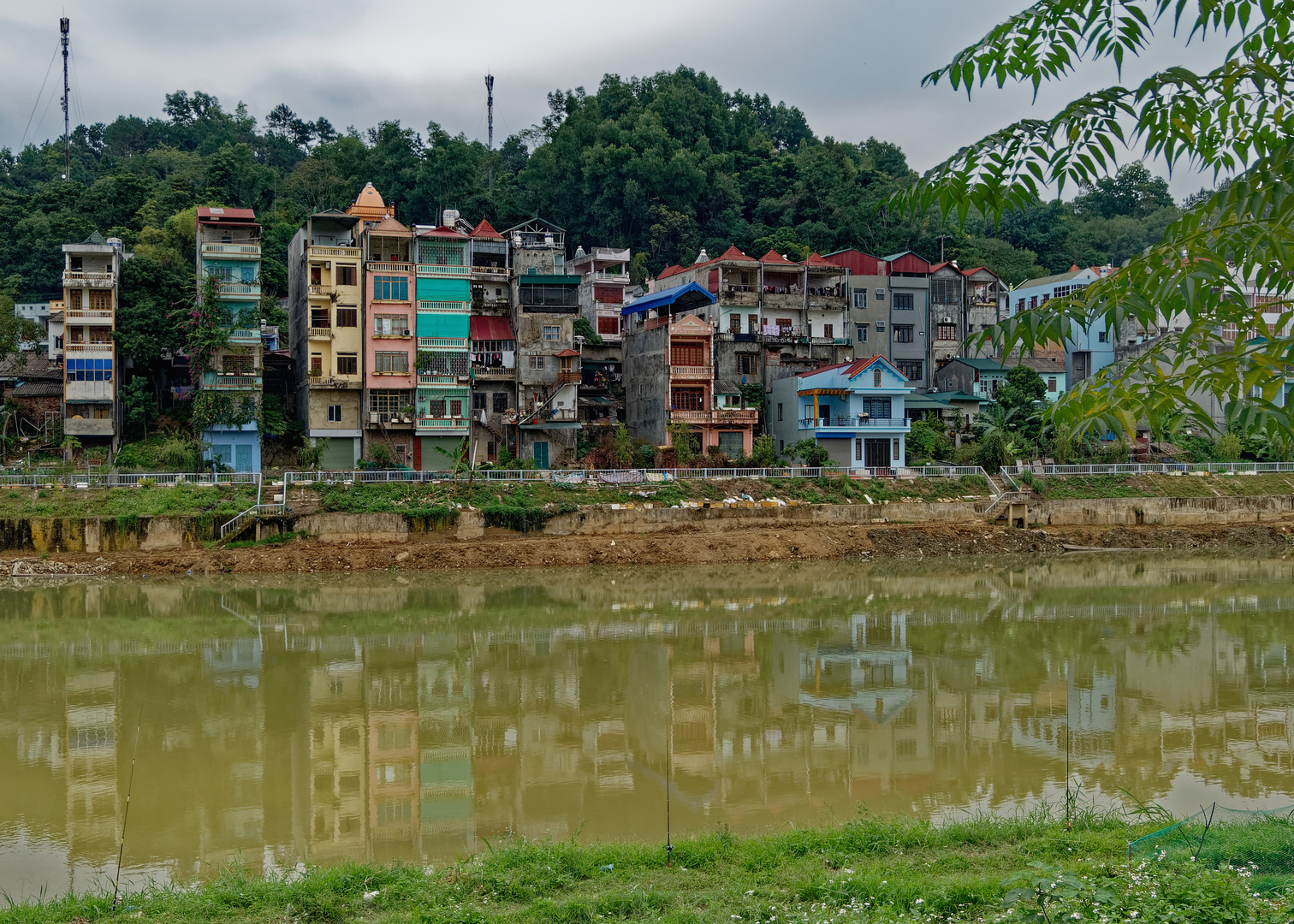 Spiegelung im Sông Lô Fluss, Hà Giang, Vietnam