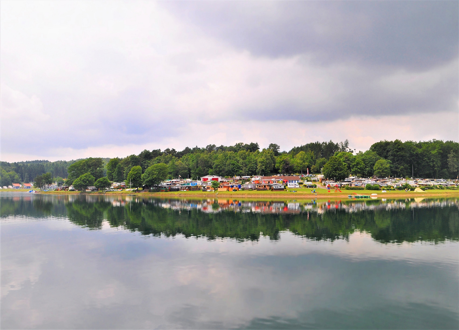 Spiegelung im Sorpesee im Sauerland