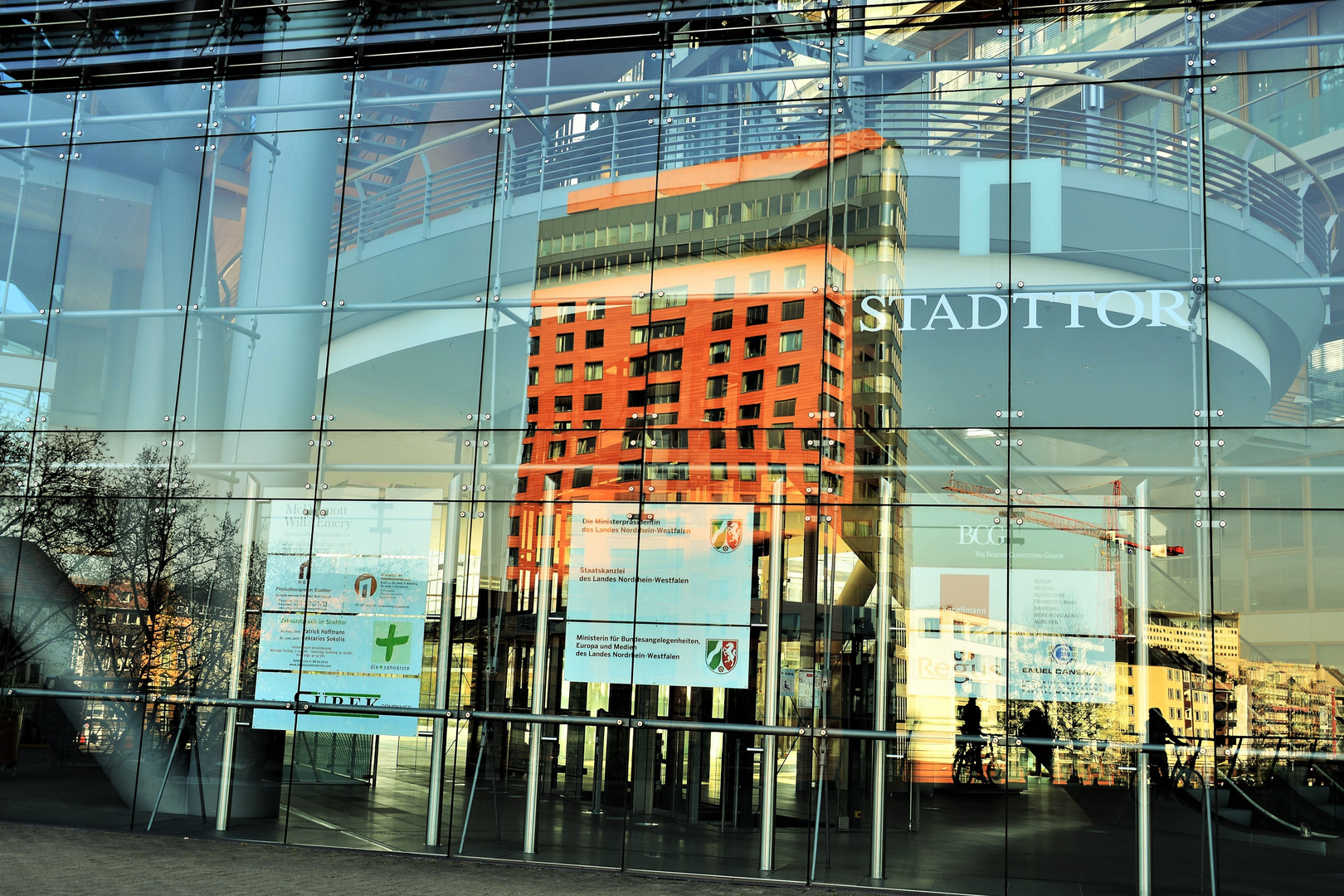 Spiegelung im Stadttor  in Düsseldorf