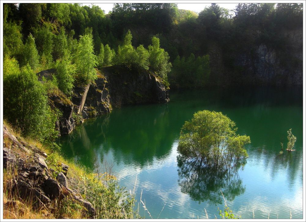 Spiegelung im Steinbruchsee