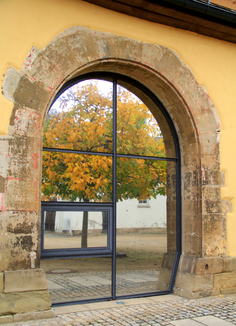 Spiegelung im Torbogen