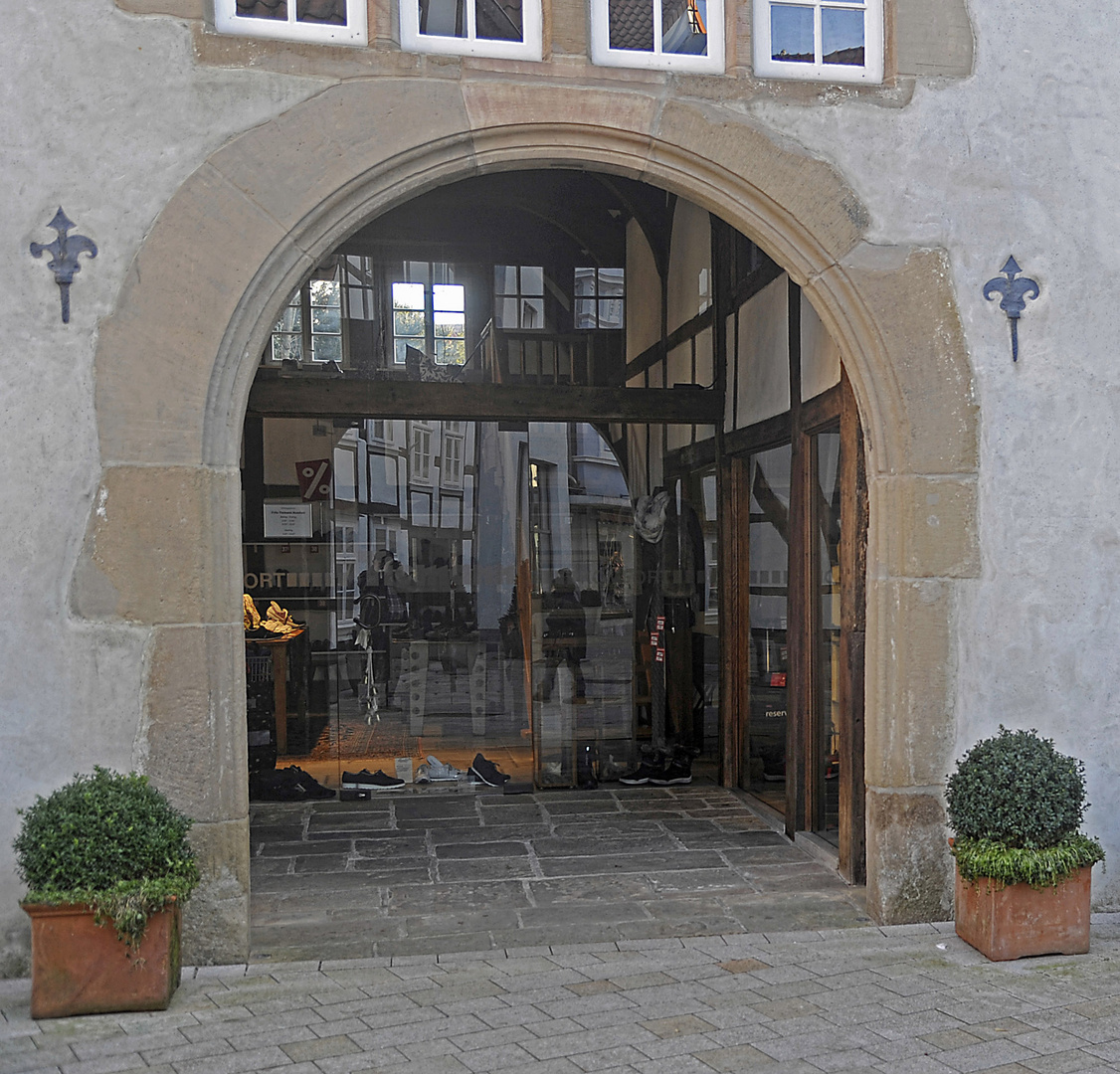 Spiegelung im Torbogen in der Altstadt von Bad Salzuflen.