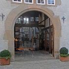 Spiegelung im Torbogen in der Altstadt von Bad Salzuflen.