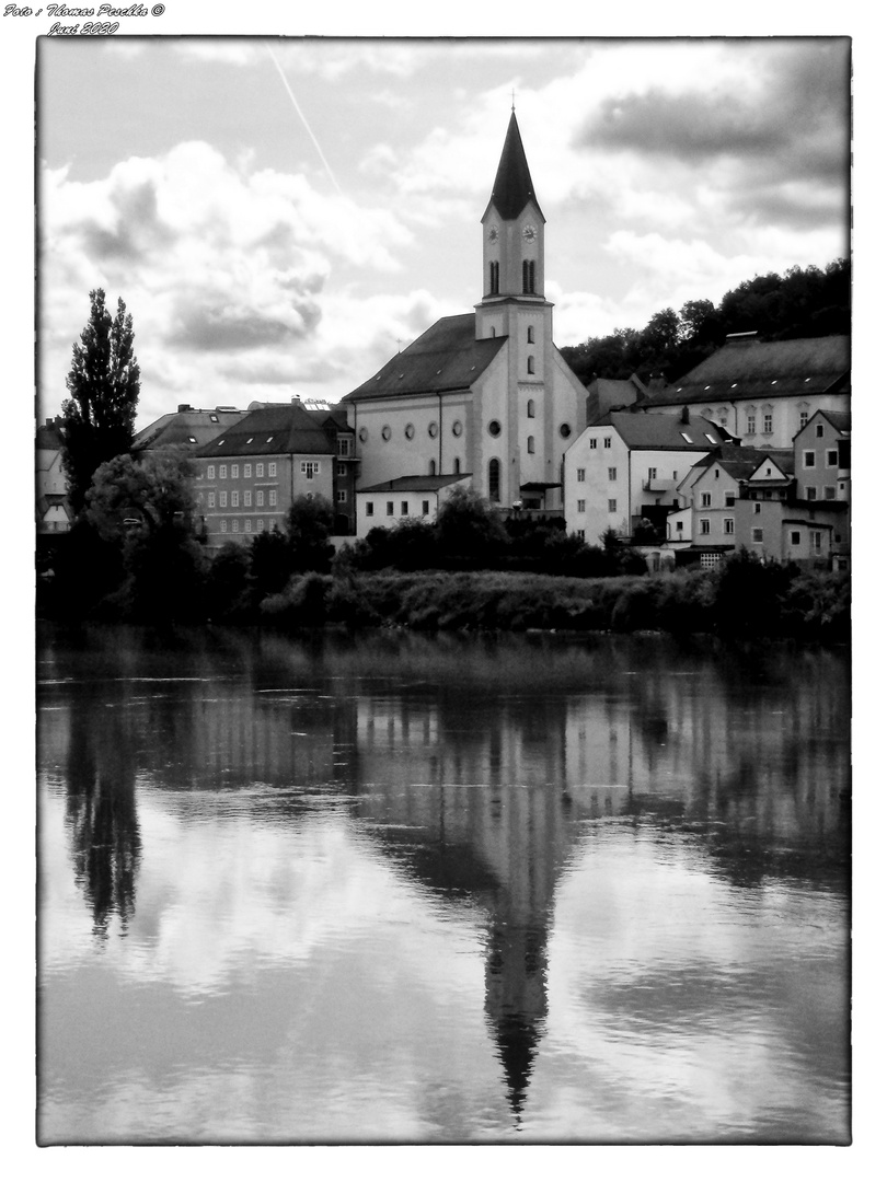 Spiegelung im Wasser der Donau