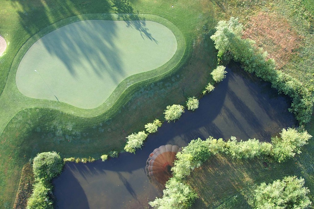 Spiegelung im Wasserhindernis am Green