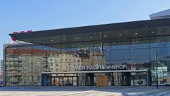 SPIEGELUNG IM WIENER HAUPTBAHNHOF