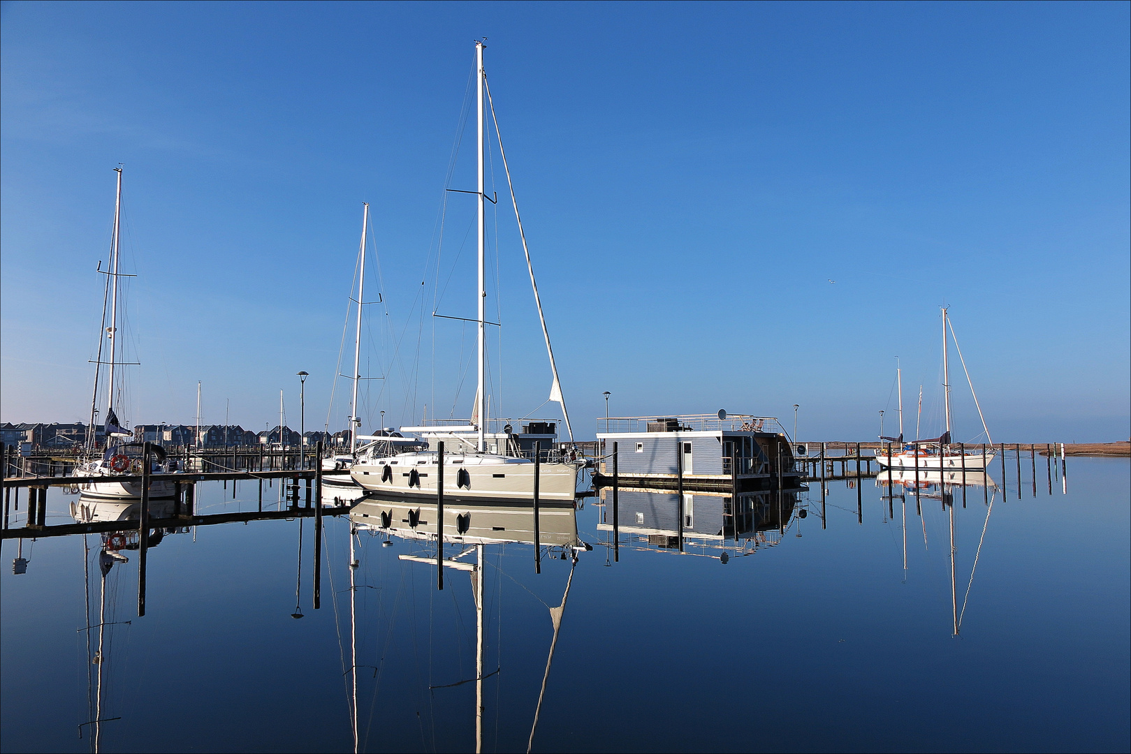 Spiegelung im Yachthafen von Heiligenhafen