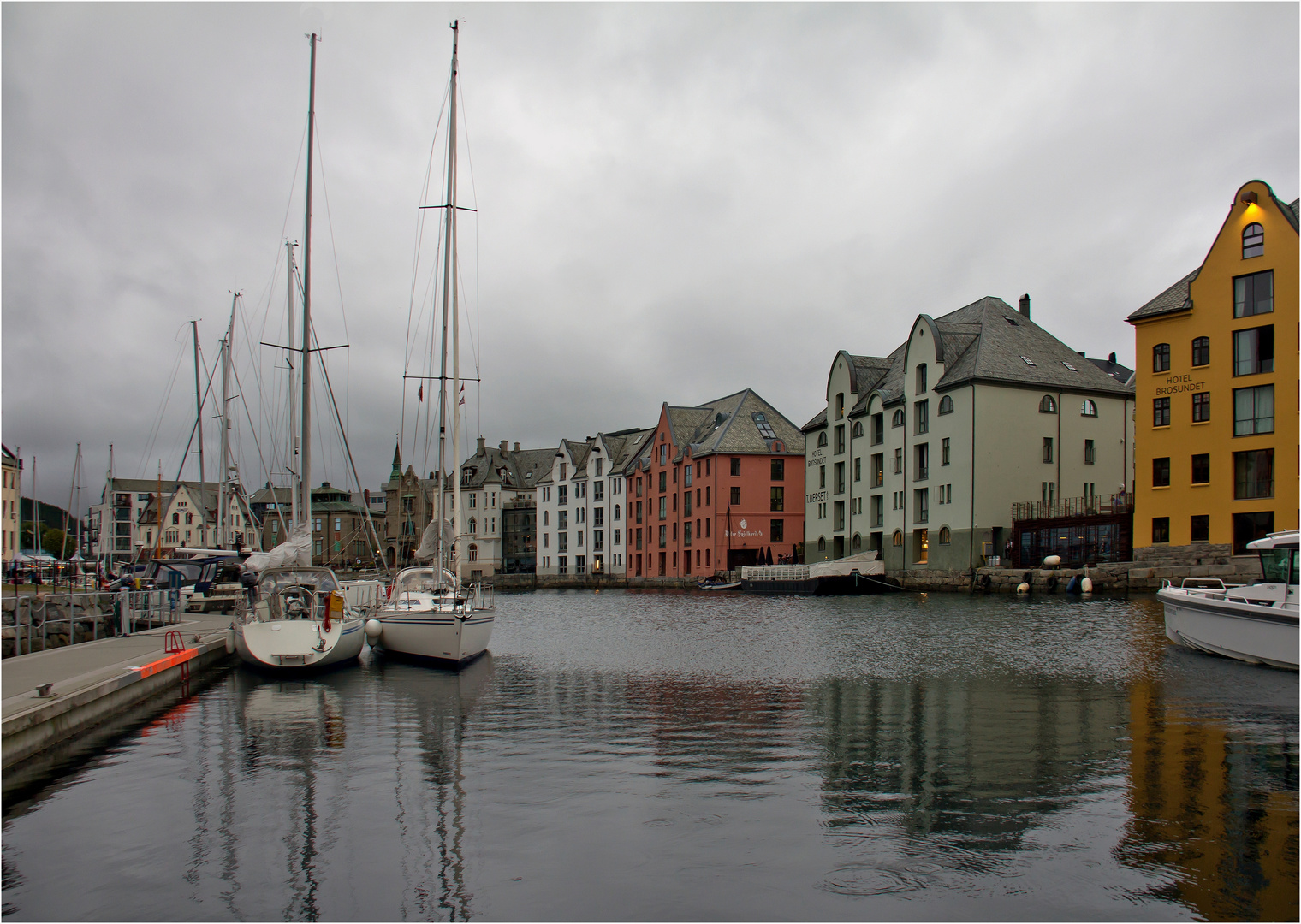 spiegelung in alesund (1)  ...