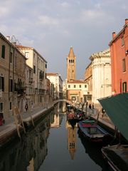 Spiegelung in den Kanälen von Venedig