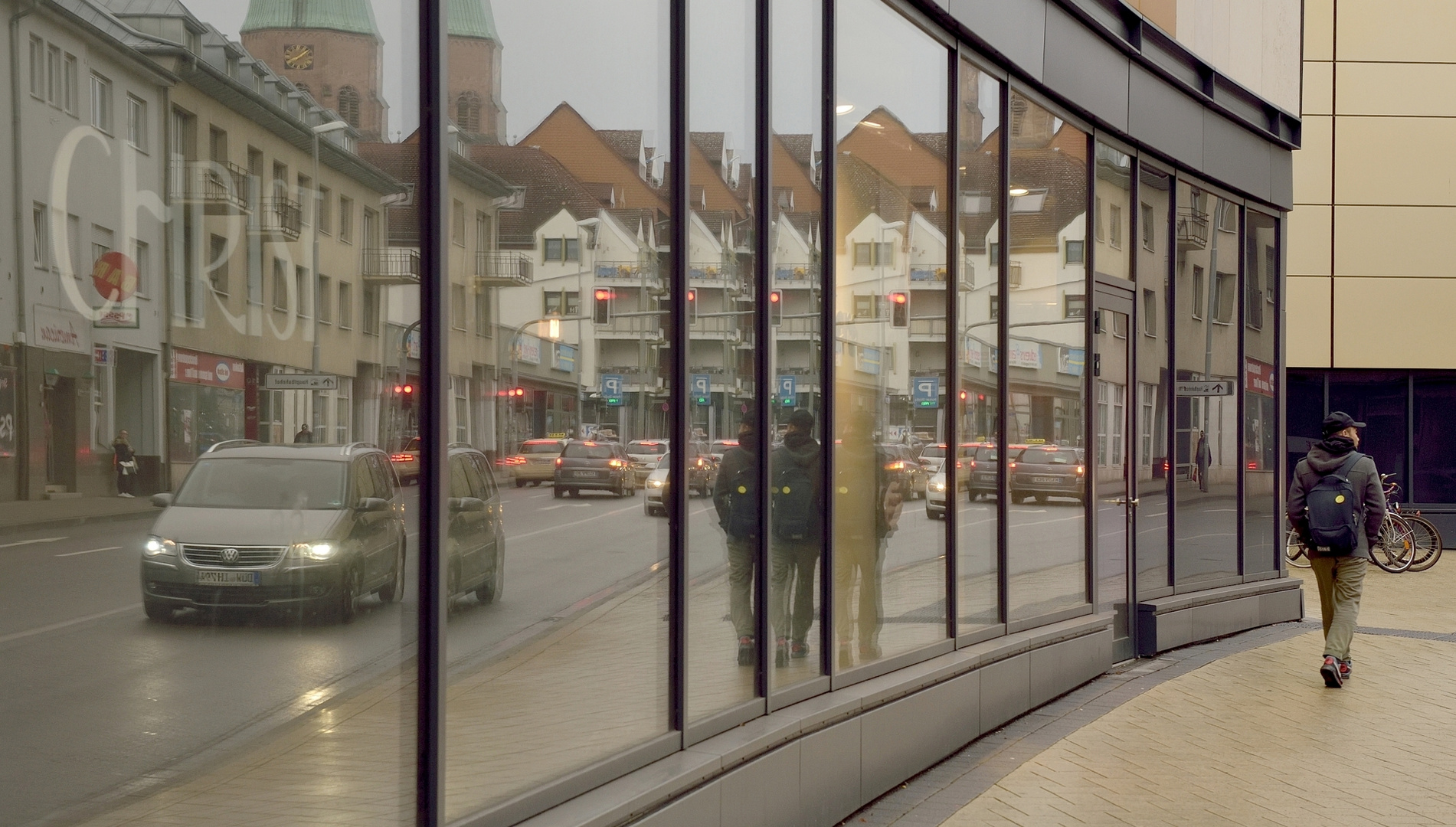 Spiegelung in den Schaufenster der Shopping- Mall in Kaiserslautern. 