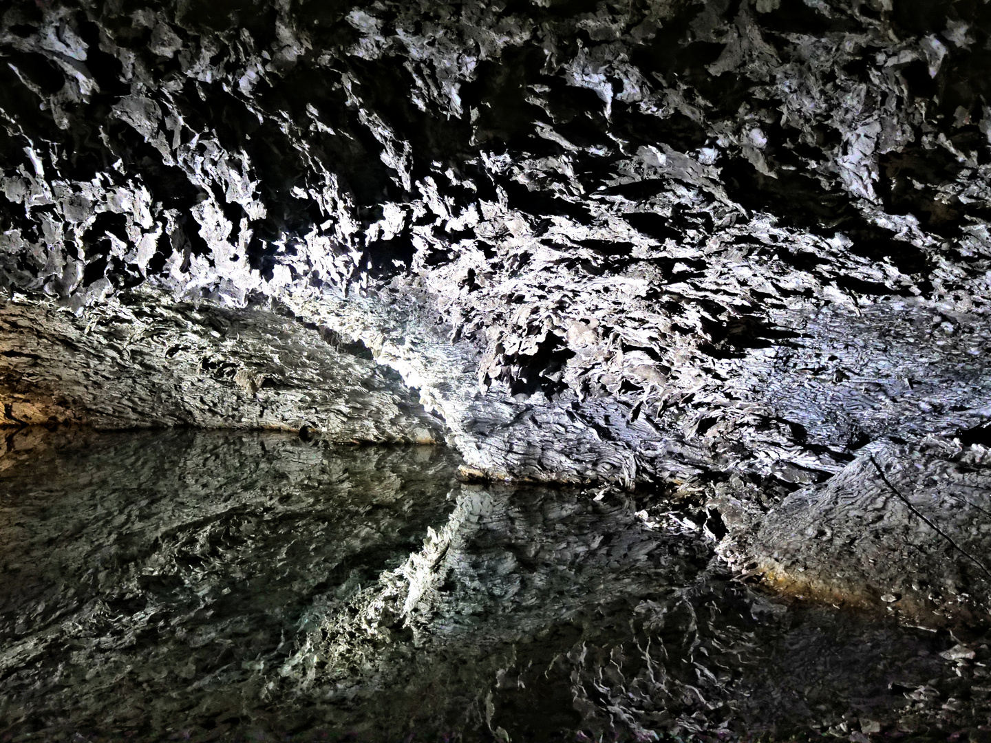 Spiegelung in der Babarossahöhle