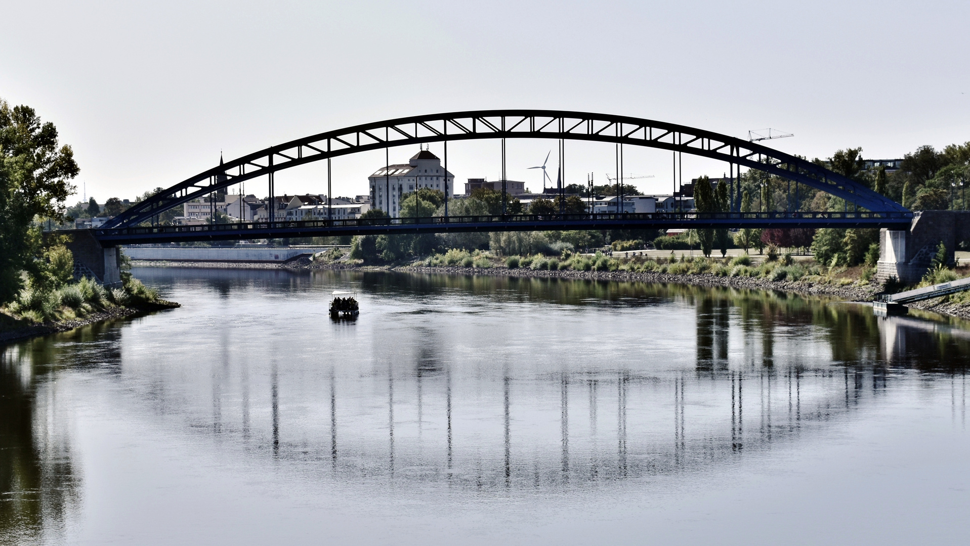 SPIEGELUNG IN DER ELBE