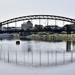 SPIEGELUNG IN DER ELBE