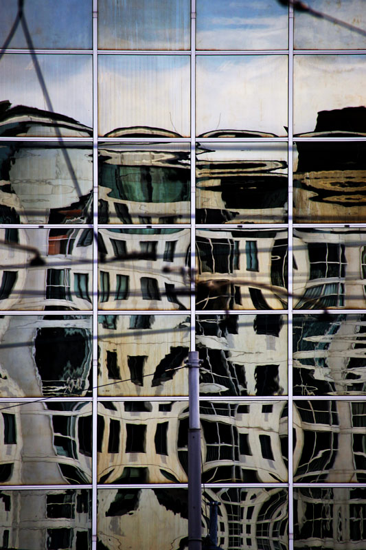 Spiegelung in der Fensterglas-Fassade