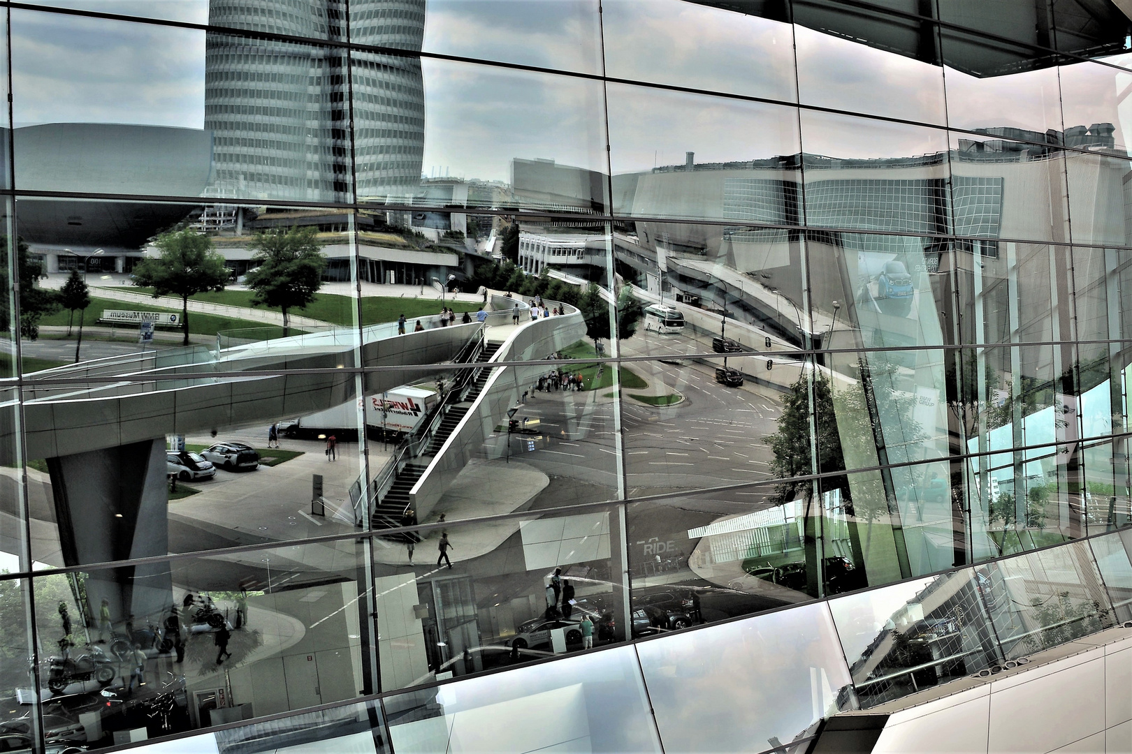 Spiegelung in der Glasfassade der BMW Welt in München