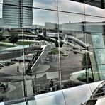 Spiegelung in der Glasfassade der BMW Welt in München