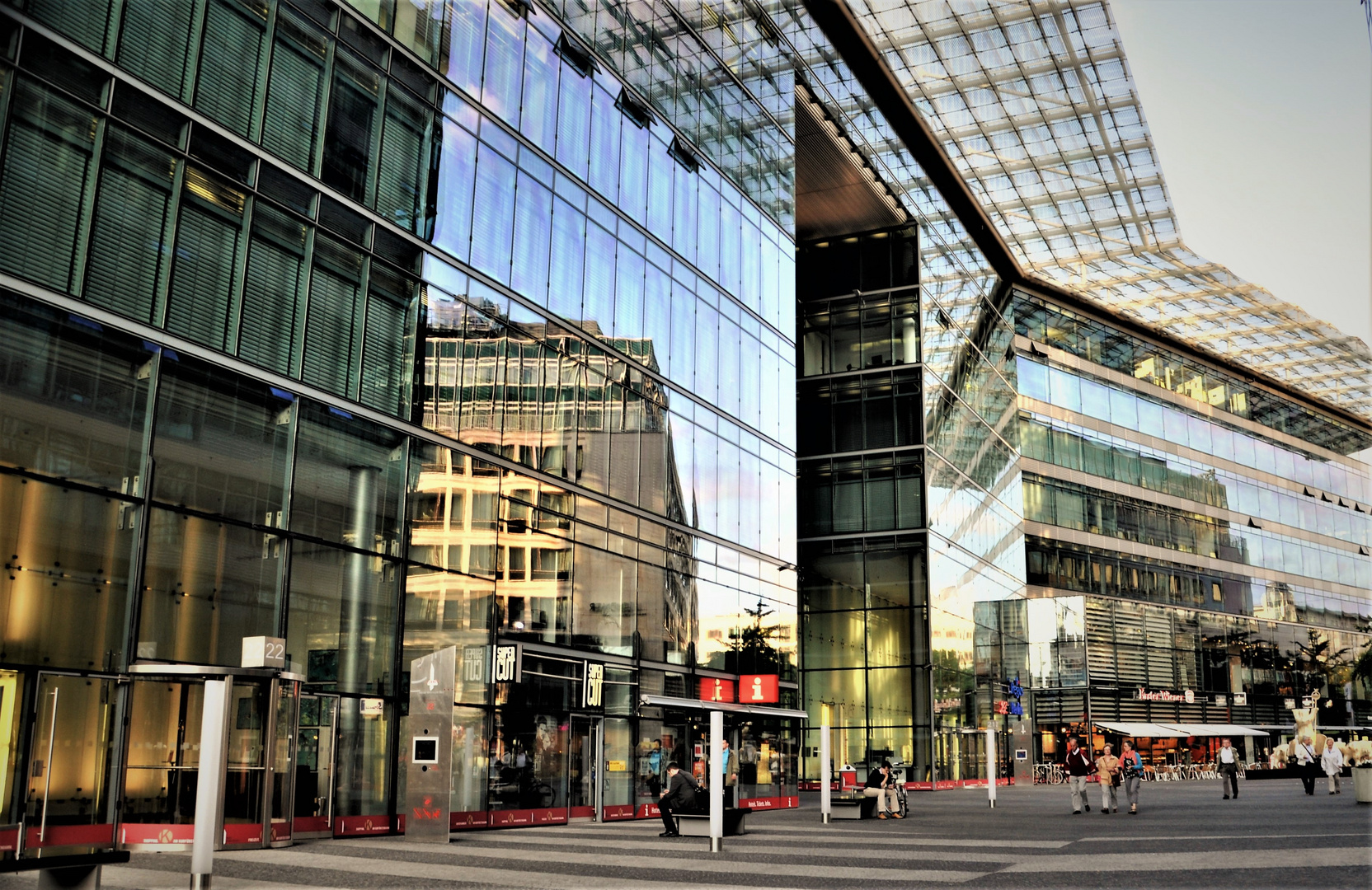 Spiegelung in der Glasfassade eines Einkaufscenters in  Berlin.