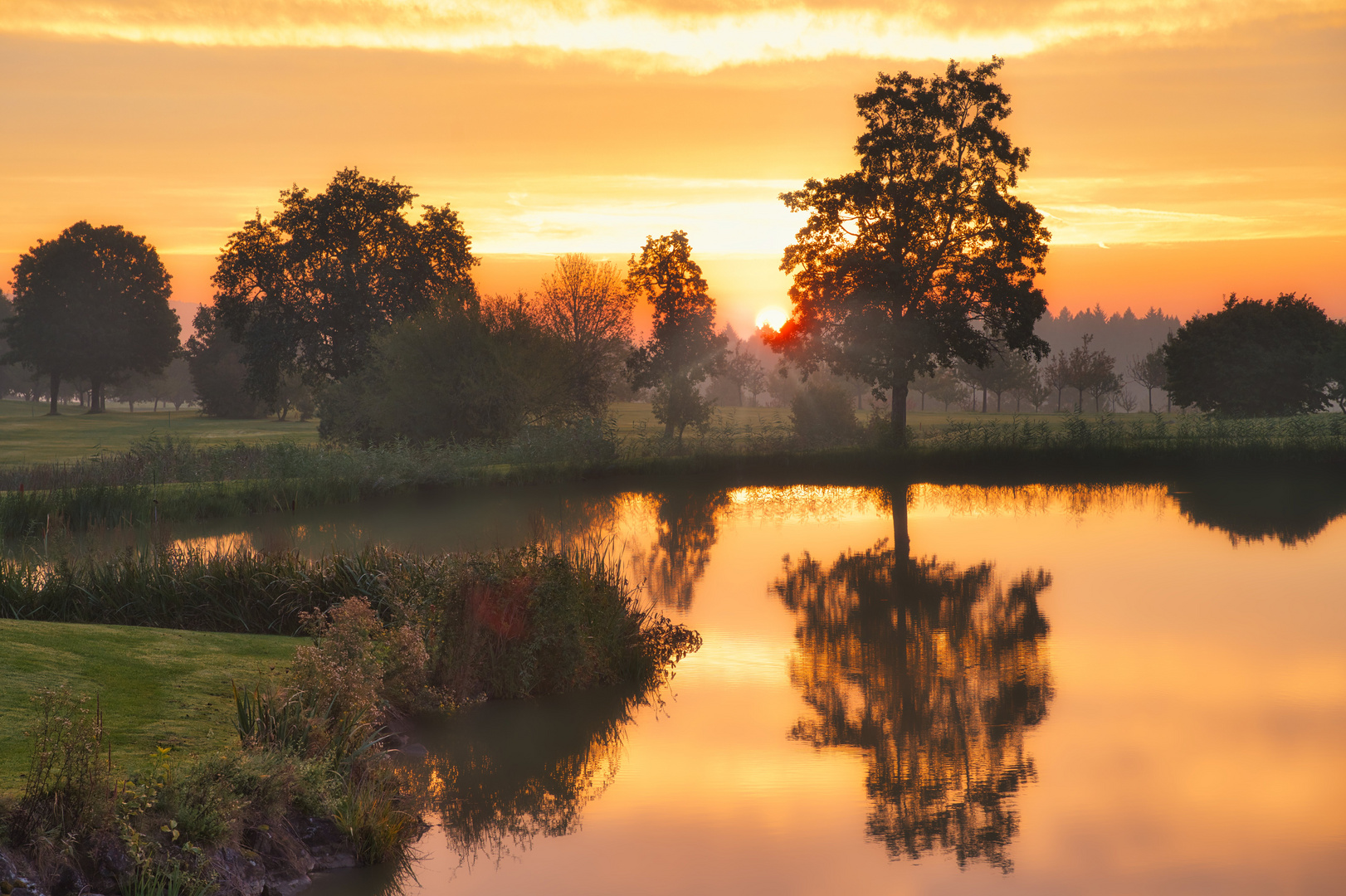 Spiegelung in der Morgendämmerung