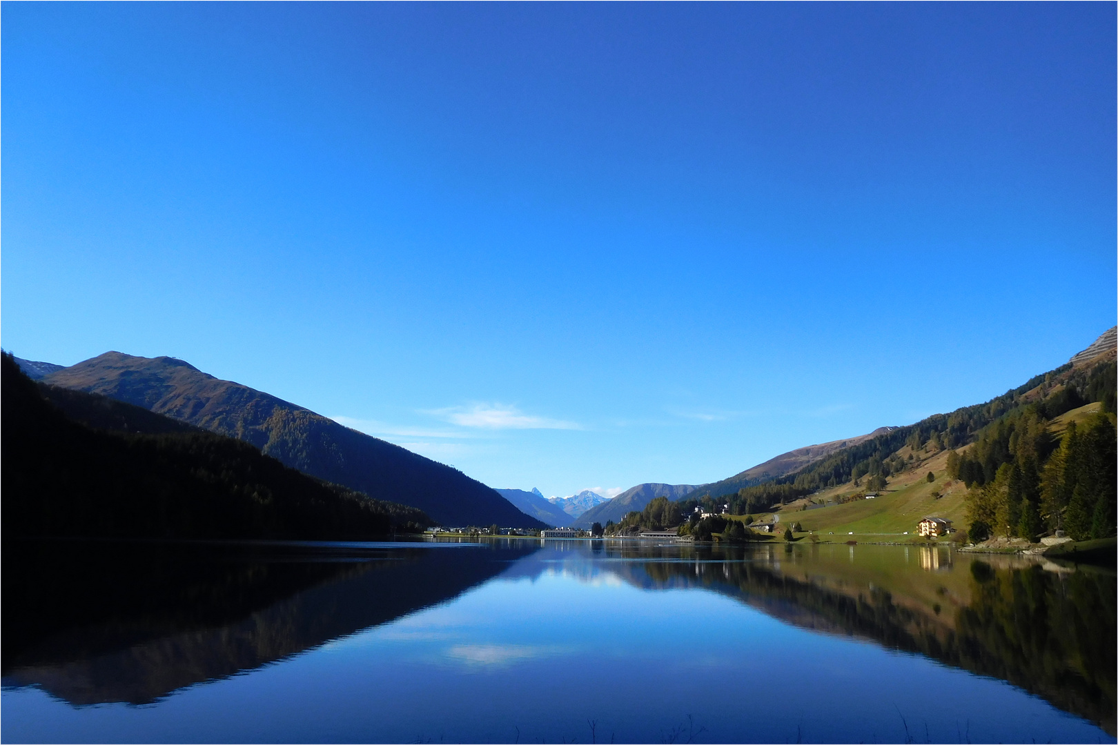 Spiegelung in der Morgendämmerung am Davoser See