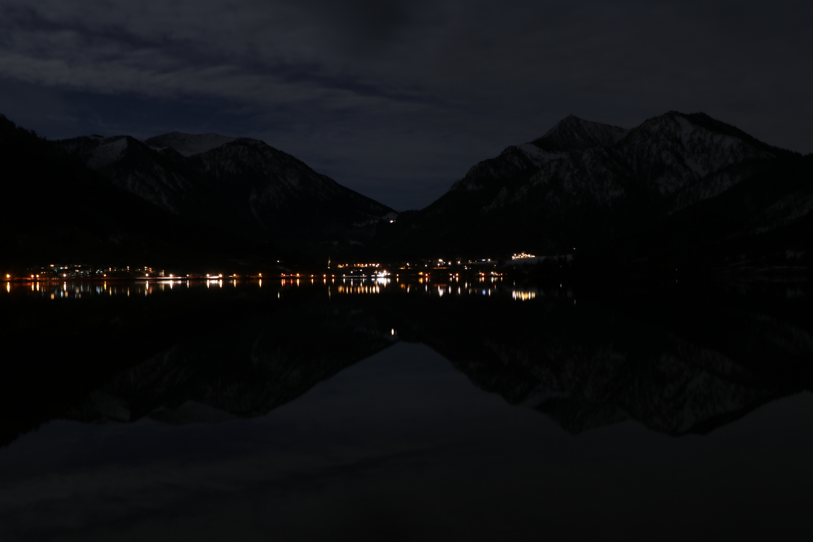 Spiegelung in der Nacht am Schliersee