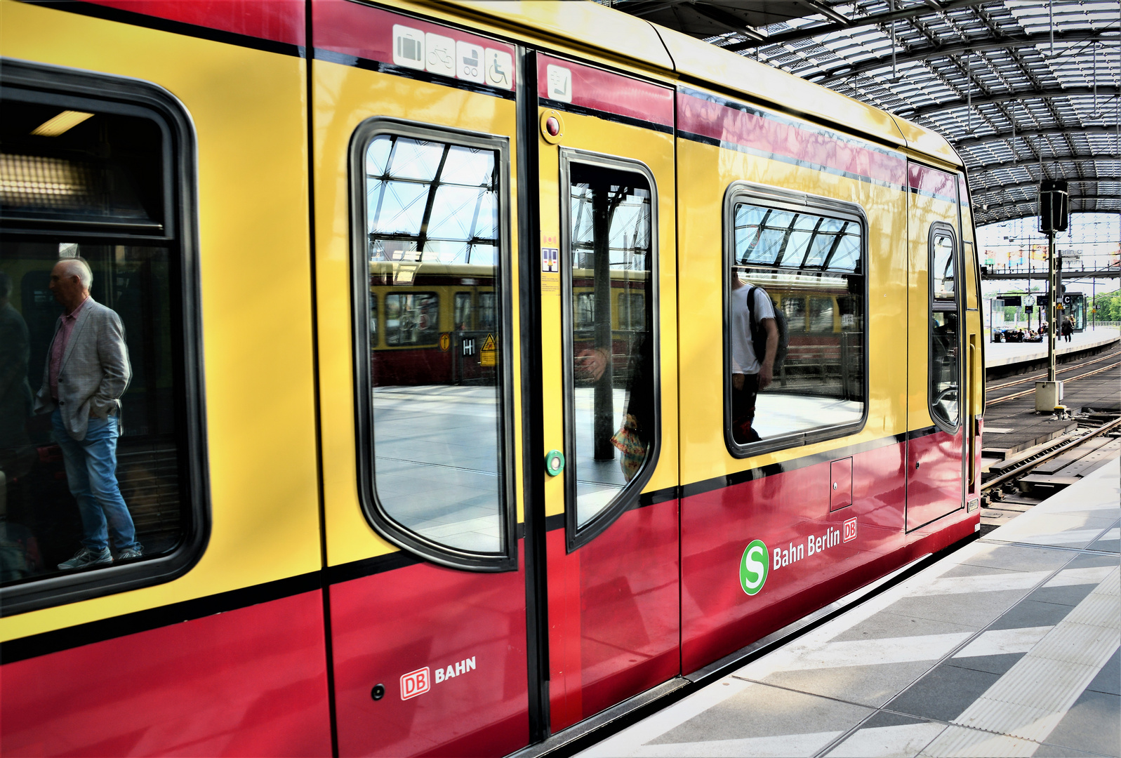 Spiegelung in der S-Bahn in Berlin