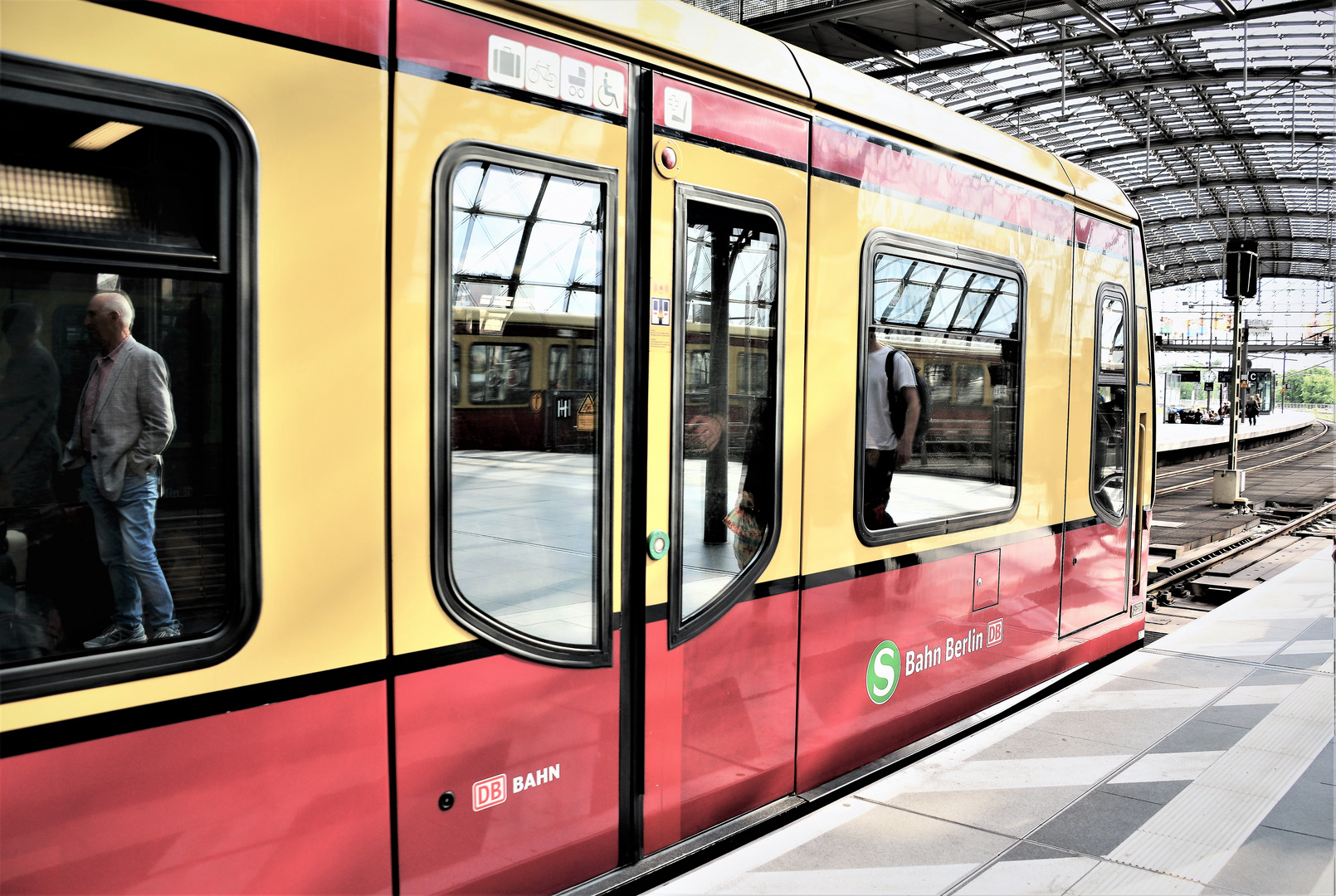 Spiegelung in der  S - Bahn in Berlin