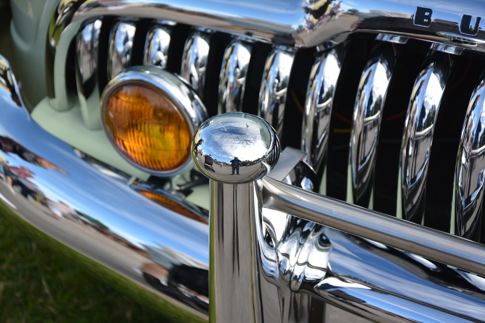 Spiegelung in der Stoßstange eines Buick