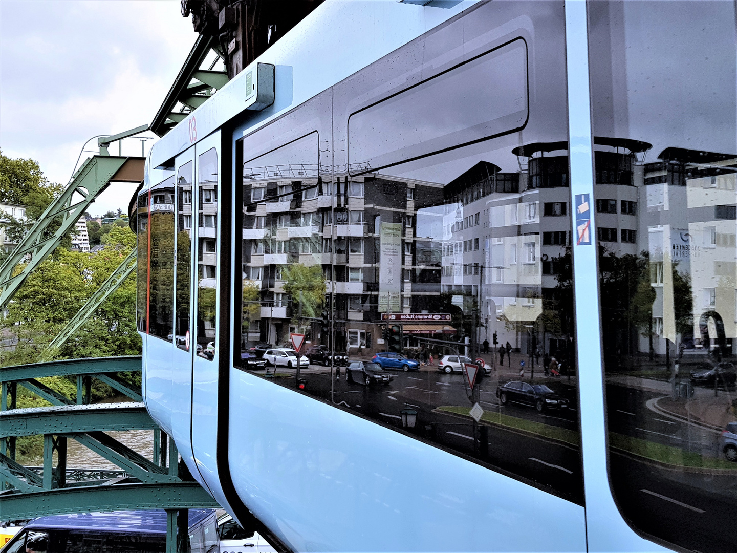  Spiegelung in der Wuppertaler Schwebebahn