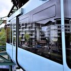  Spiegelung in der Wuppertaler Schwebebahn