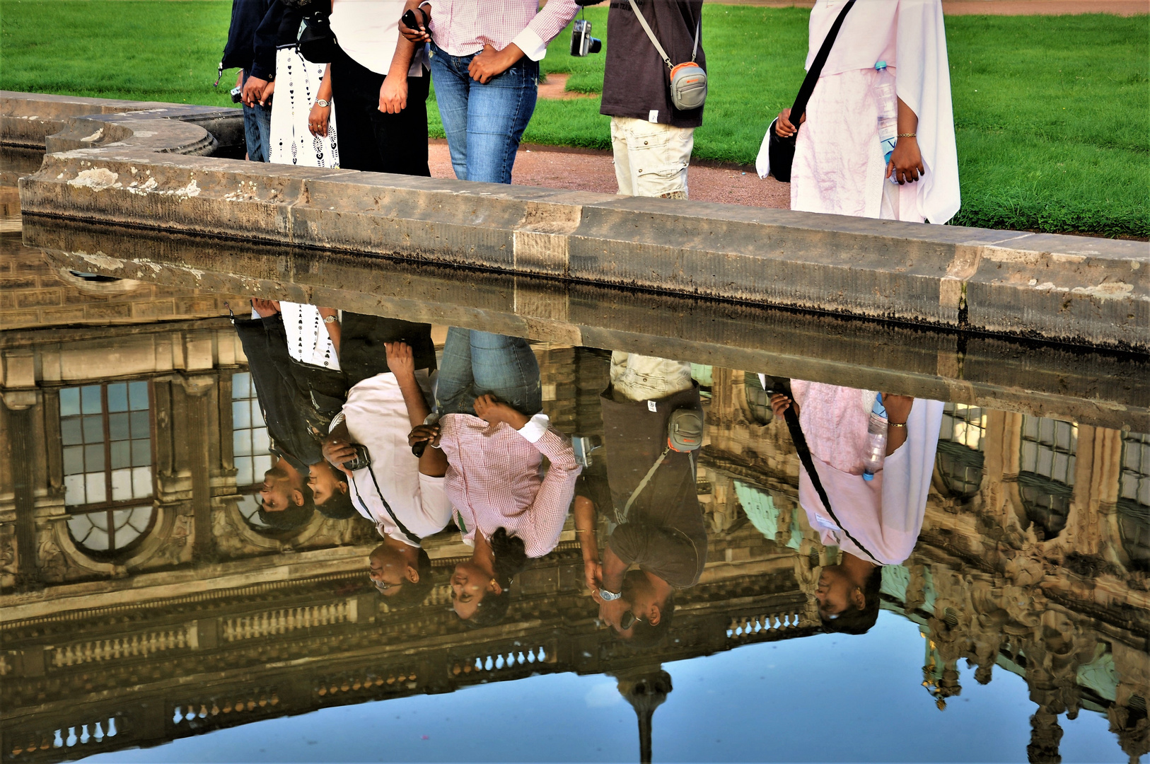 Spiegelung in einem Brunnen